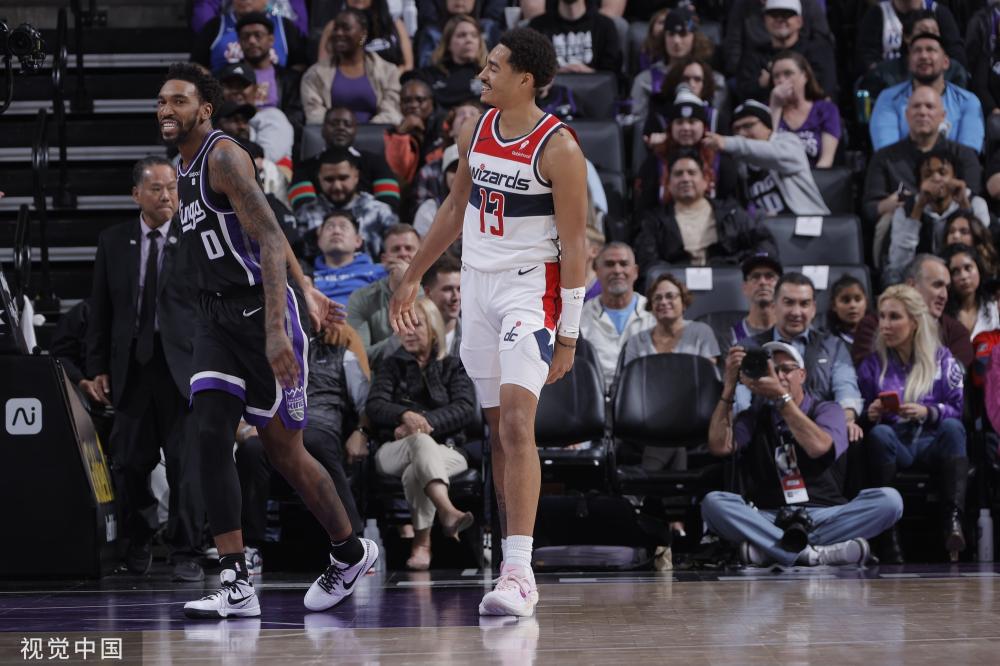 球迷们频频 球迷们频频